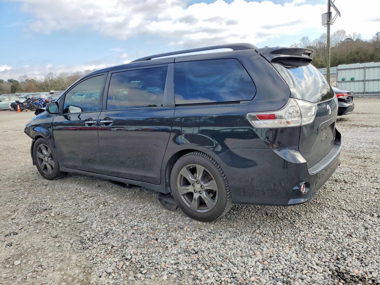 2017 TOYOTA SIENNA SE photo 2