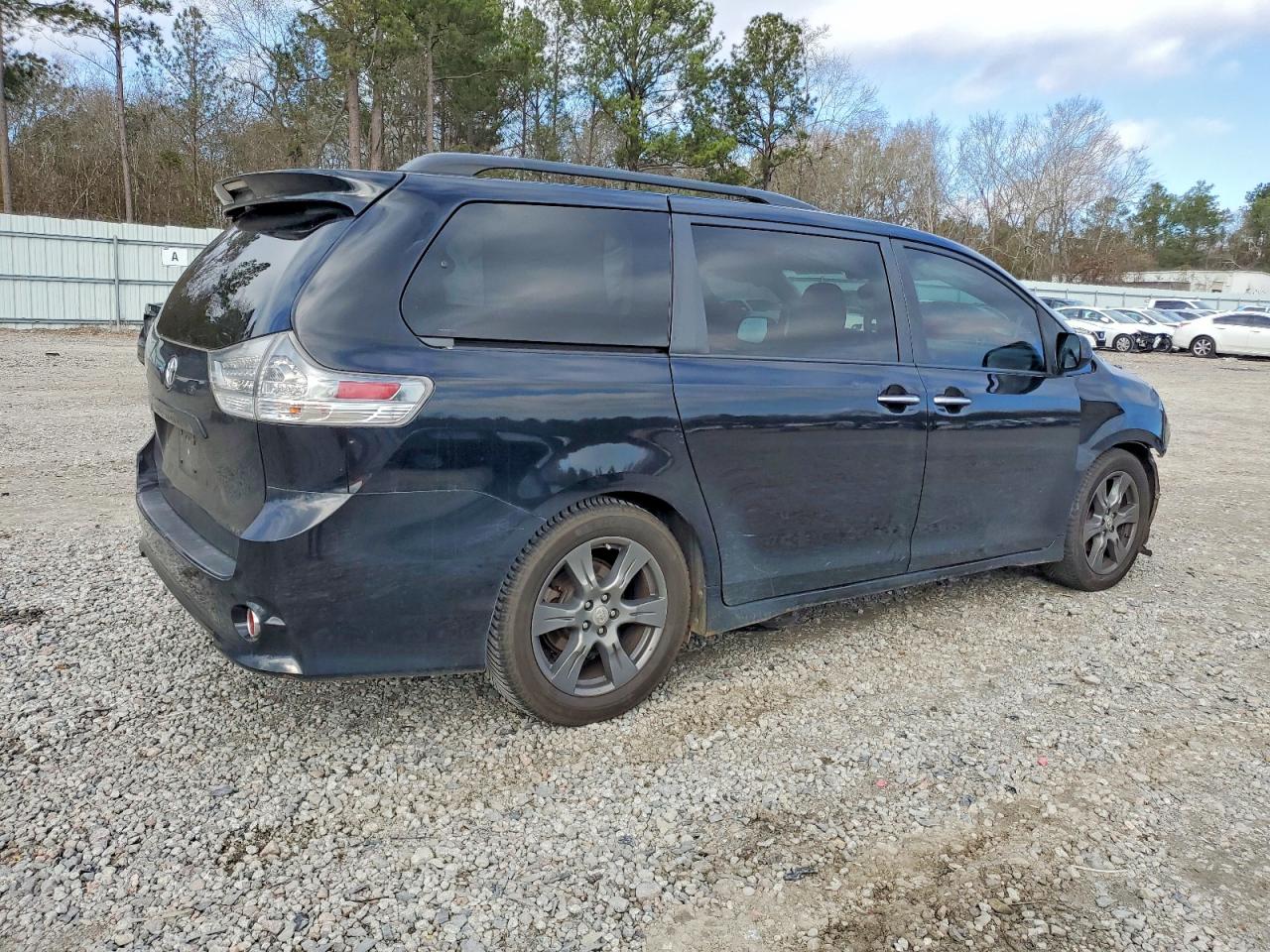 2017 TOYOTA SIENNA SE photo 3