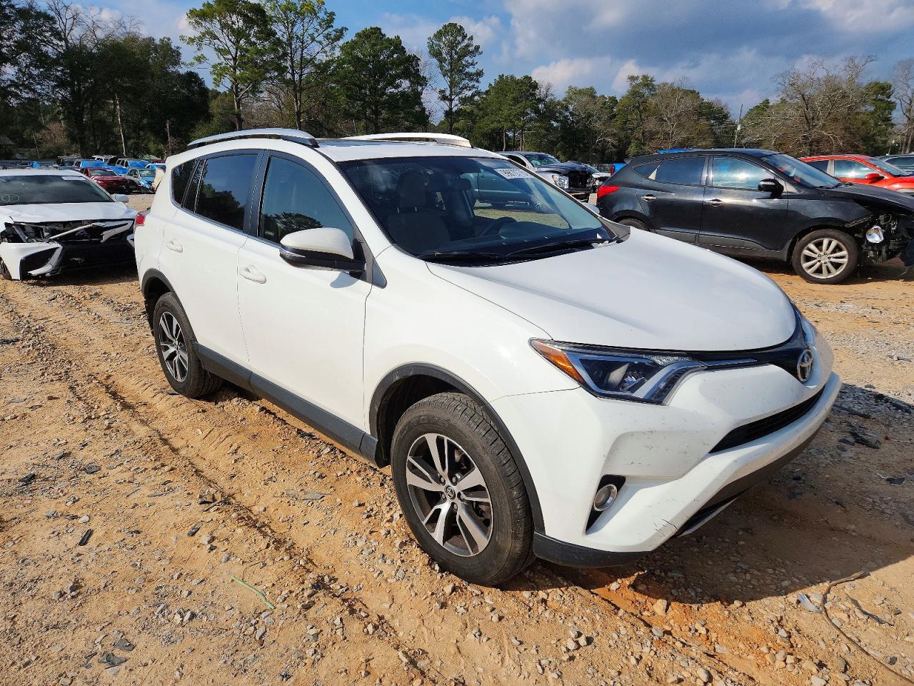 2016 TOYOTA RAV4 XLE photo 4