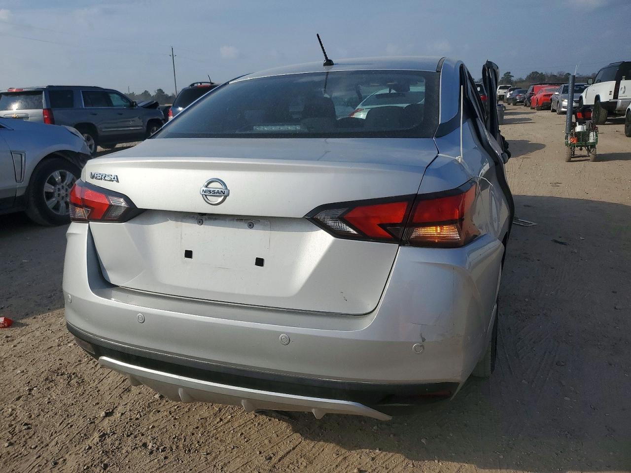 2020 NISSAN VERSA S photo 6