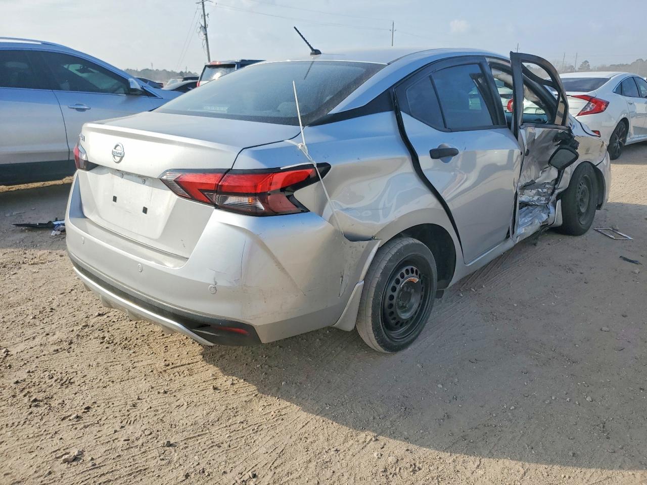 2020 NISSAN VERSA S photo 3