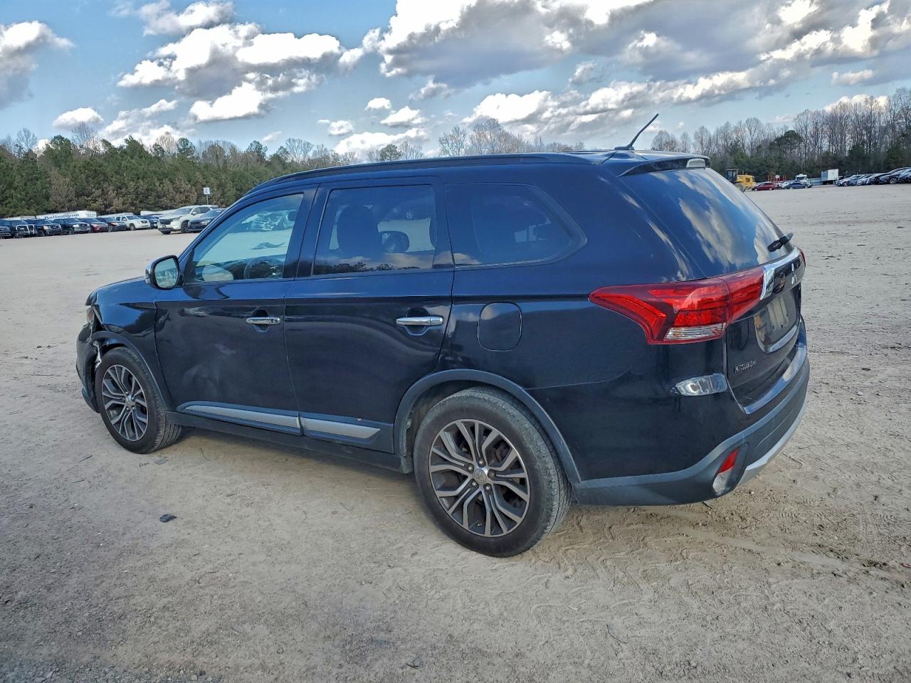 2016 MITSUBISHI OUTLANDER SE photo 2