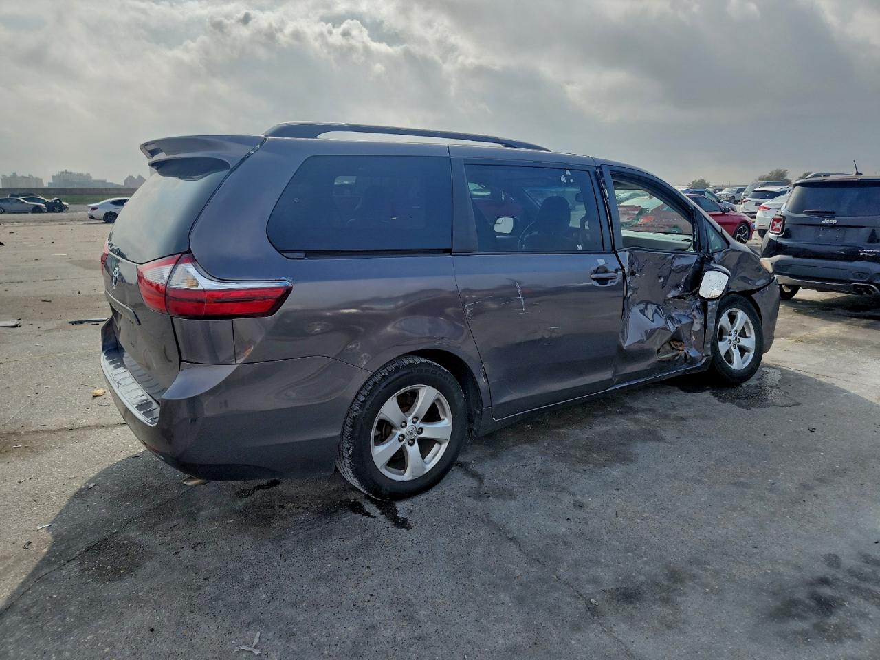 2015 TOYOTA SIENNA LE photo 3