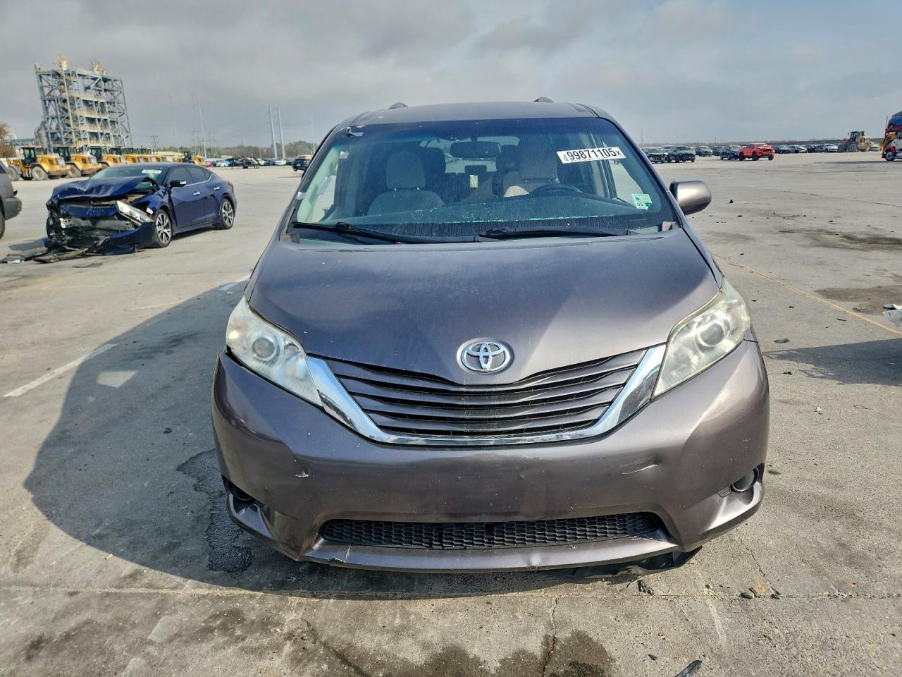 2015 TOYOTA SIENNA LE photo 5