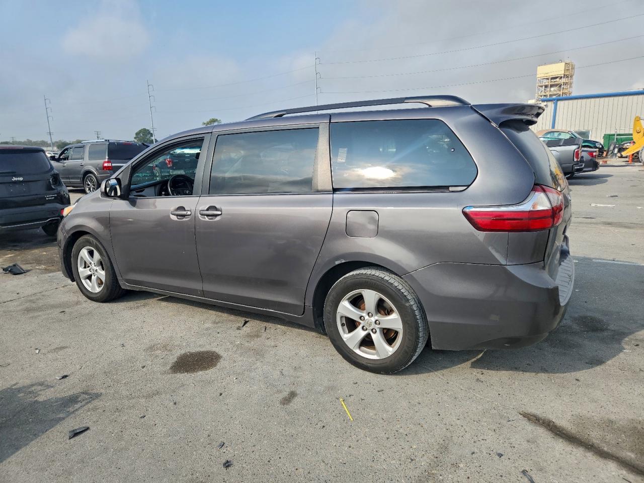 2015 TOYOTA SIENNA LE photo 2