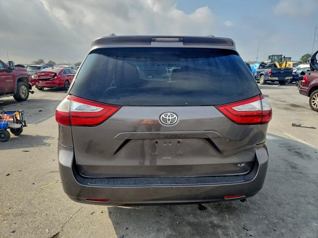 2015 TOYOTA SIENNA LE photo 6