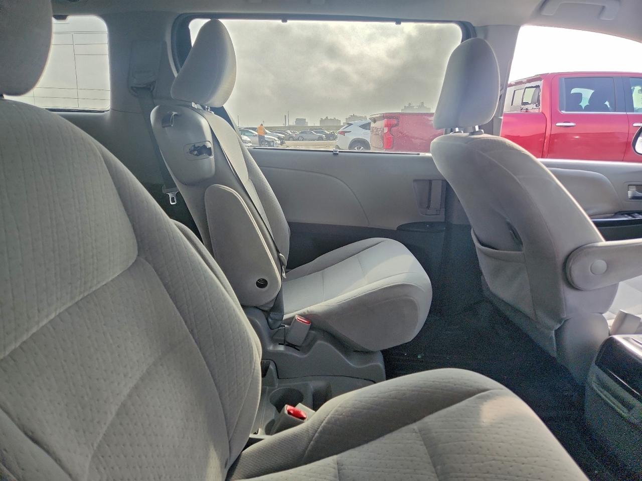 2015 TOYOTA SIENNA LE photo 11