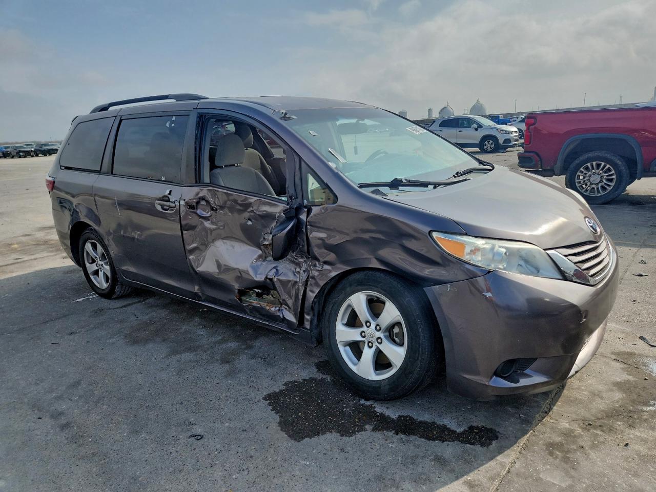 2015 TOYOTA SIENNA LE photo 4