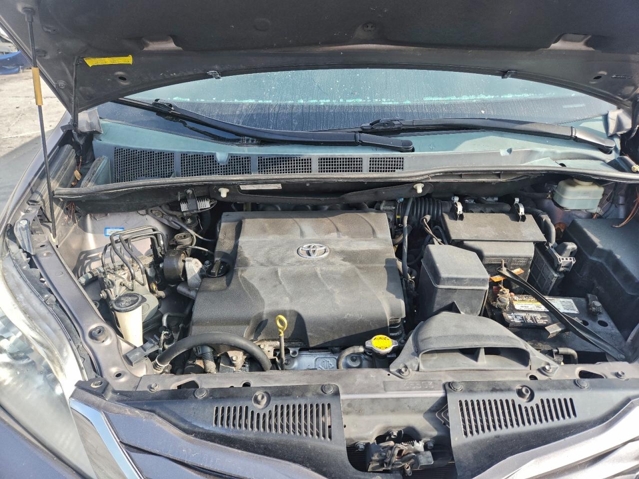 2015 TOYOTA SIENNA LE photo 12