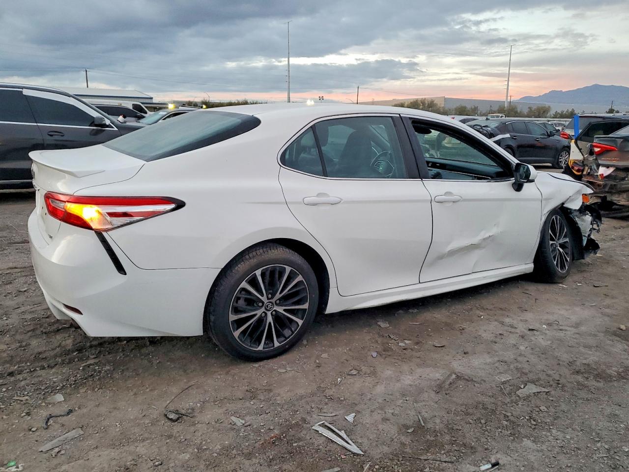 2018 TOYOTA CAMRY L photo 3