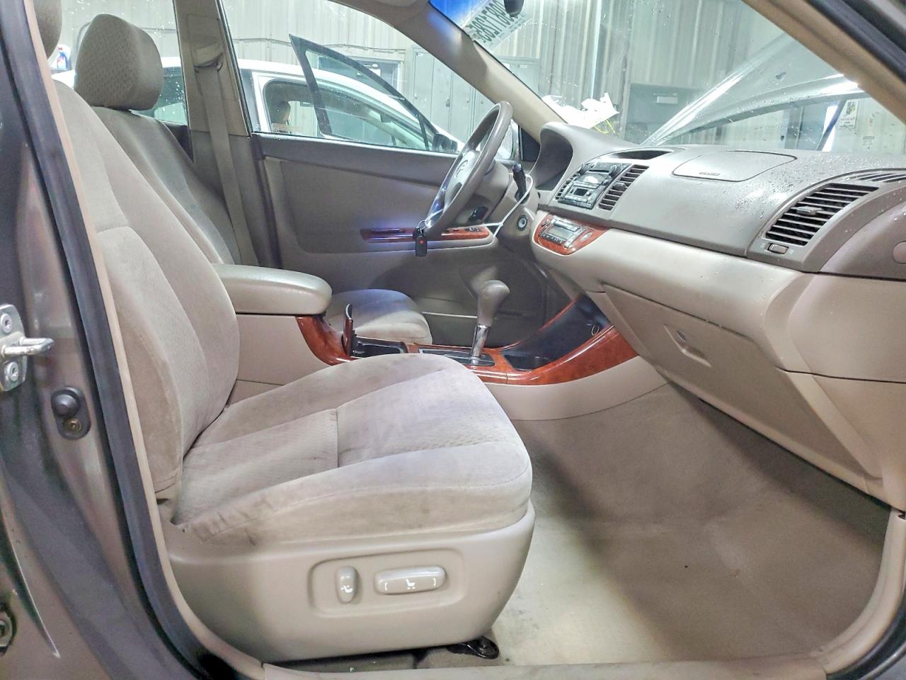 2004 TOYOTA CAMRY XLE V6 photo 7