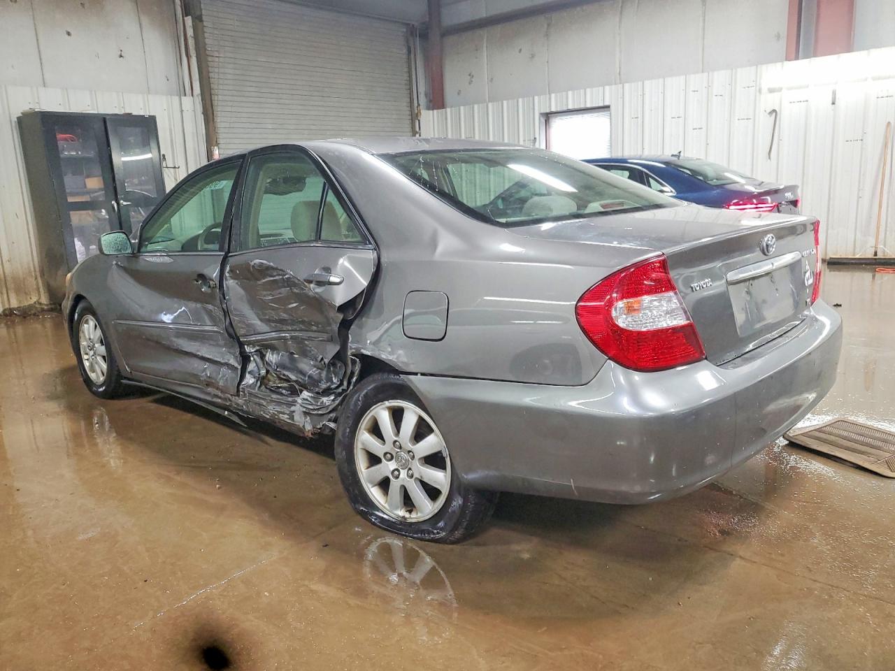 2004 TOYOTA CAMRY XLE V6 photo 2