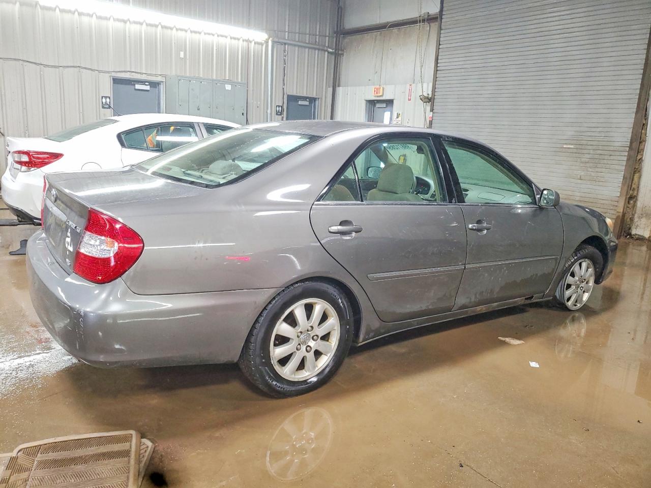 2004 TOYOTA CAMRY XLE V6 photo 3