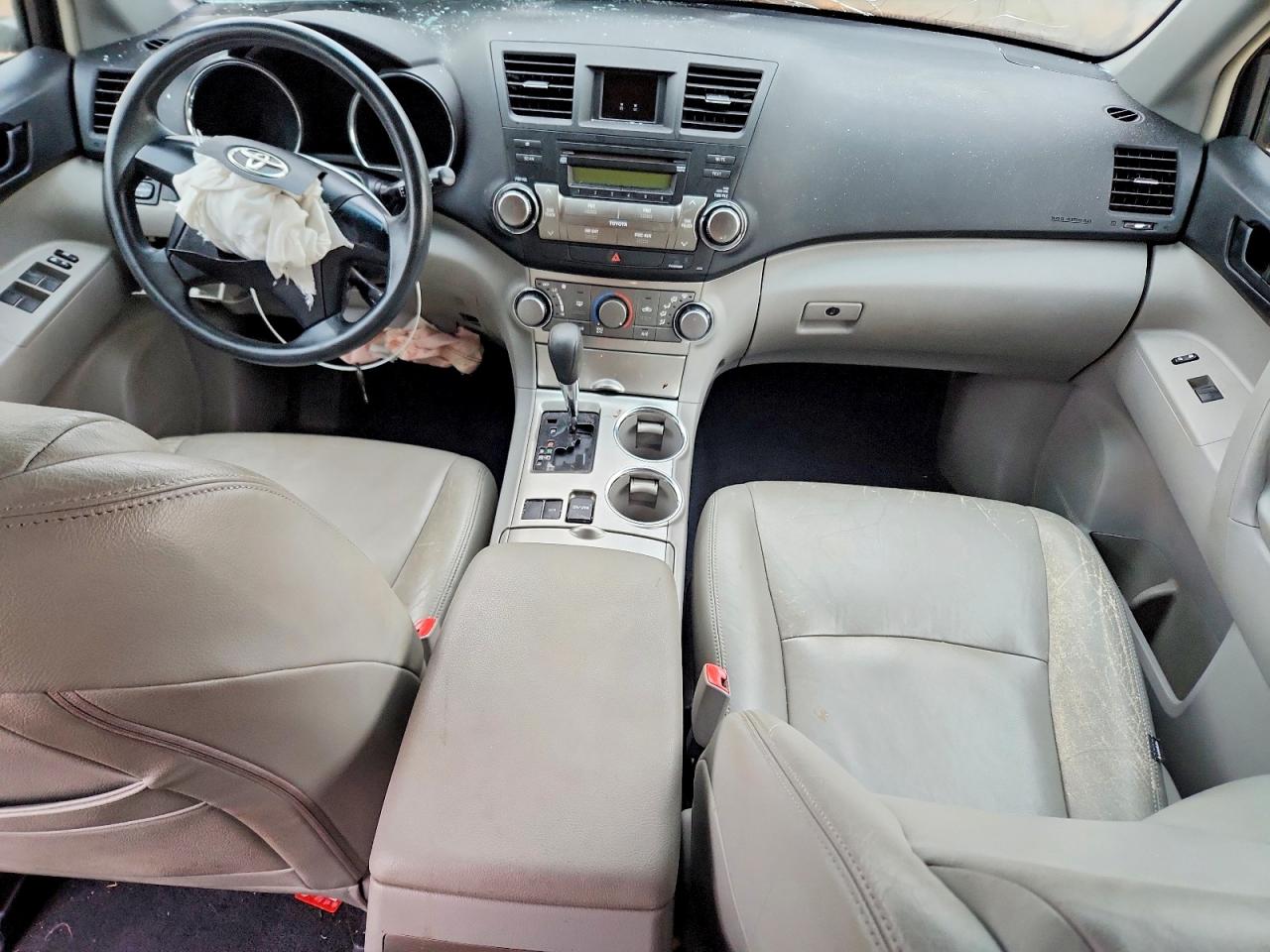 2012 TOYOTA HIGHLANDER BASE photo 8
