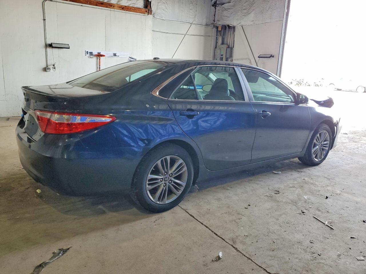 2015 TOYOTA CAMRY LE photo 3