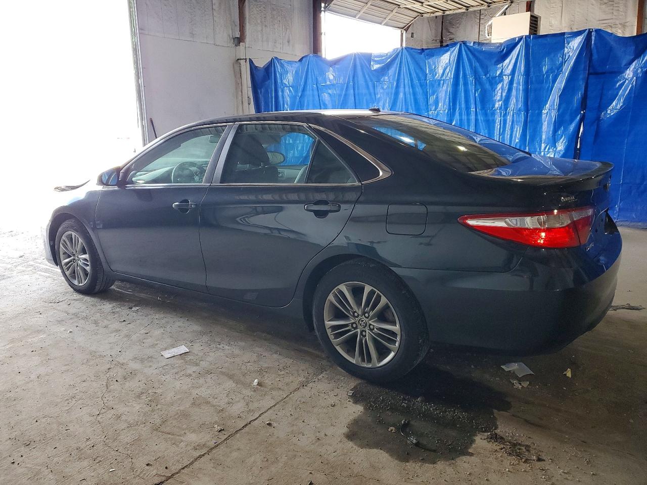 2015 TOYOTA CAMRY LE photo 2