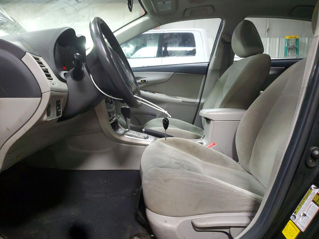 2013 TOYOTA COROLLA LE photo 19