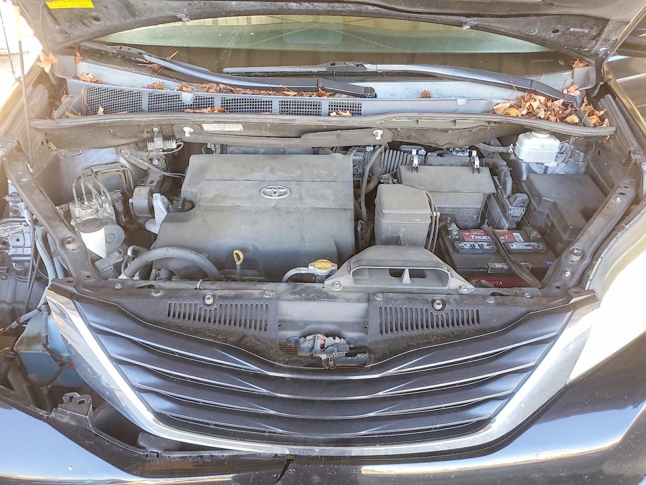 2013 TOYOTA SIENNA LE photo 12