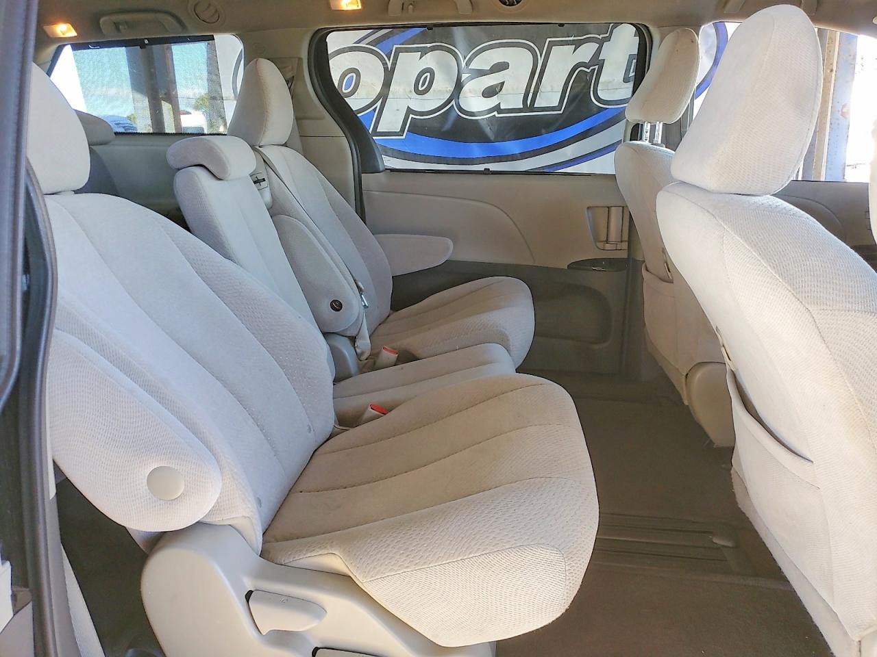 2013 TOYOTA SIENNA LE photo 11