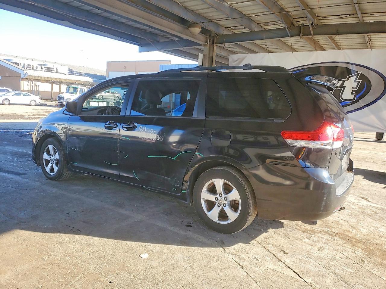 2013 TOYOTA SIENNA LE photo 2