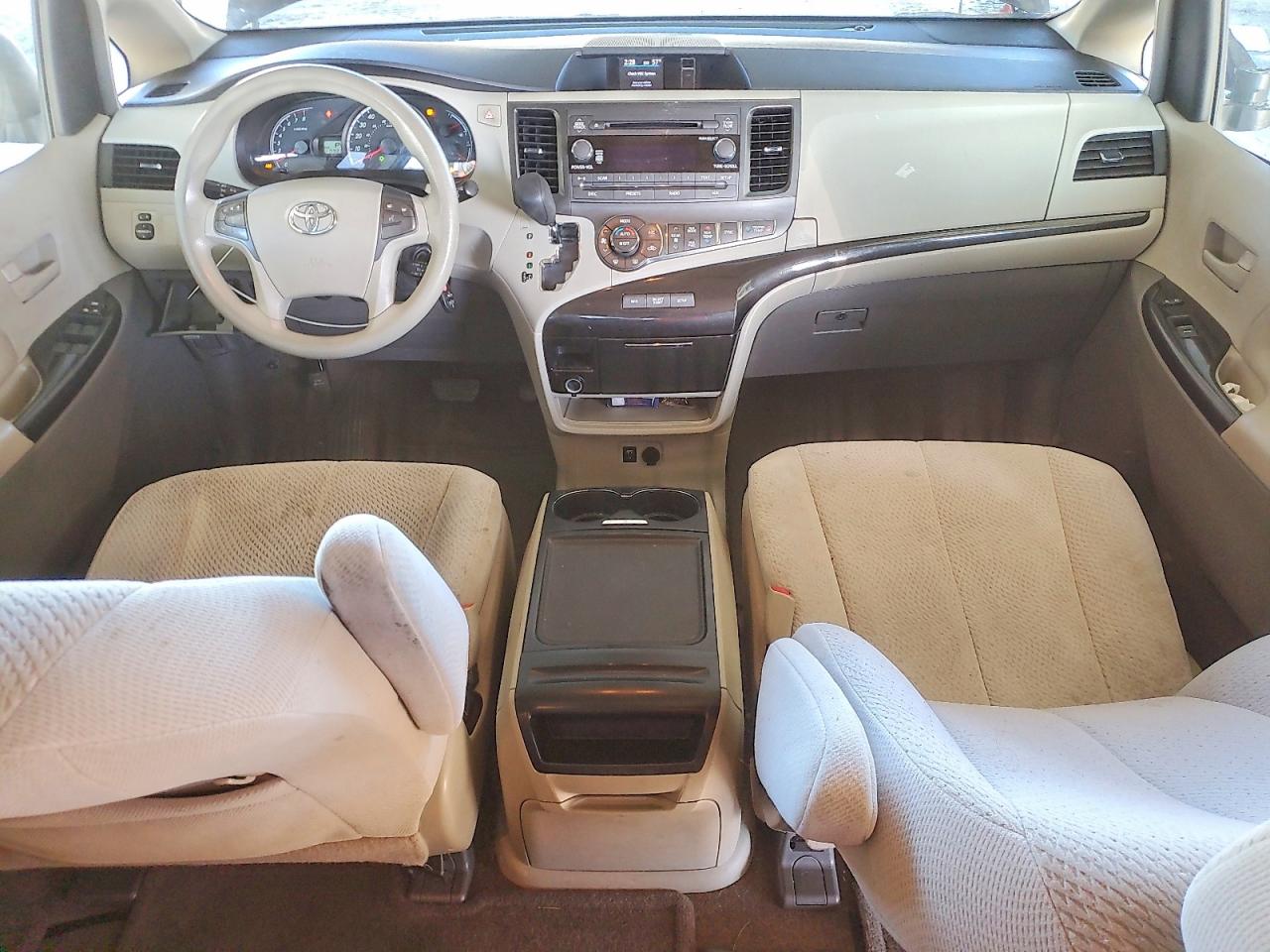 2013 TOYOTA SIENNA LE photo 8