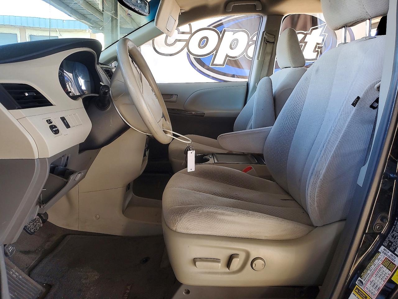 2013 TOYOTA SIENNA LE photo 7