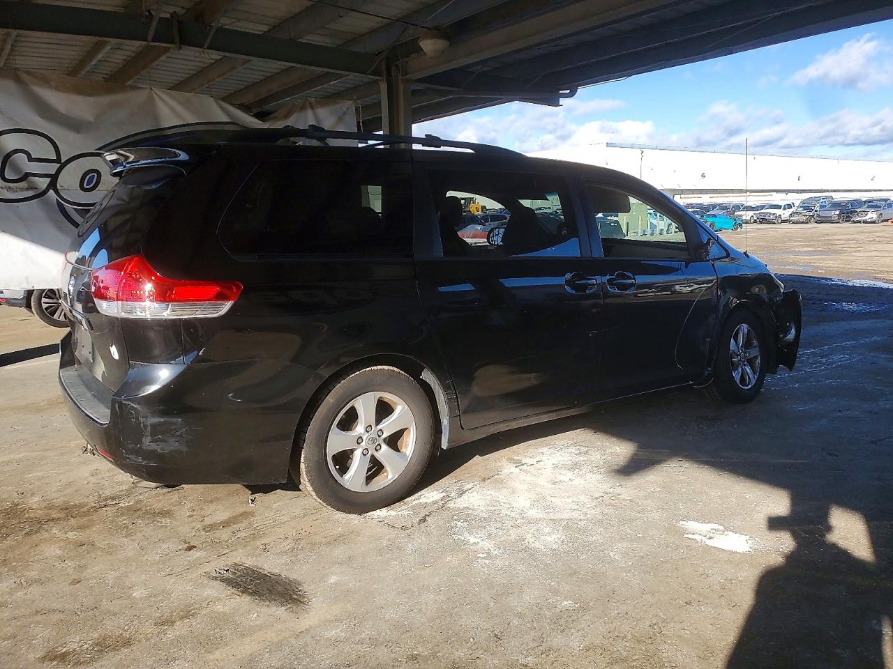 2013 TOYOTA SIENNA LE photo 3