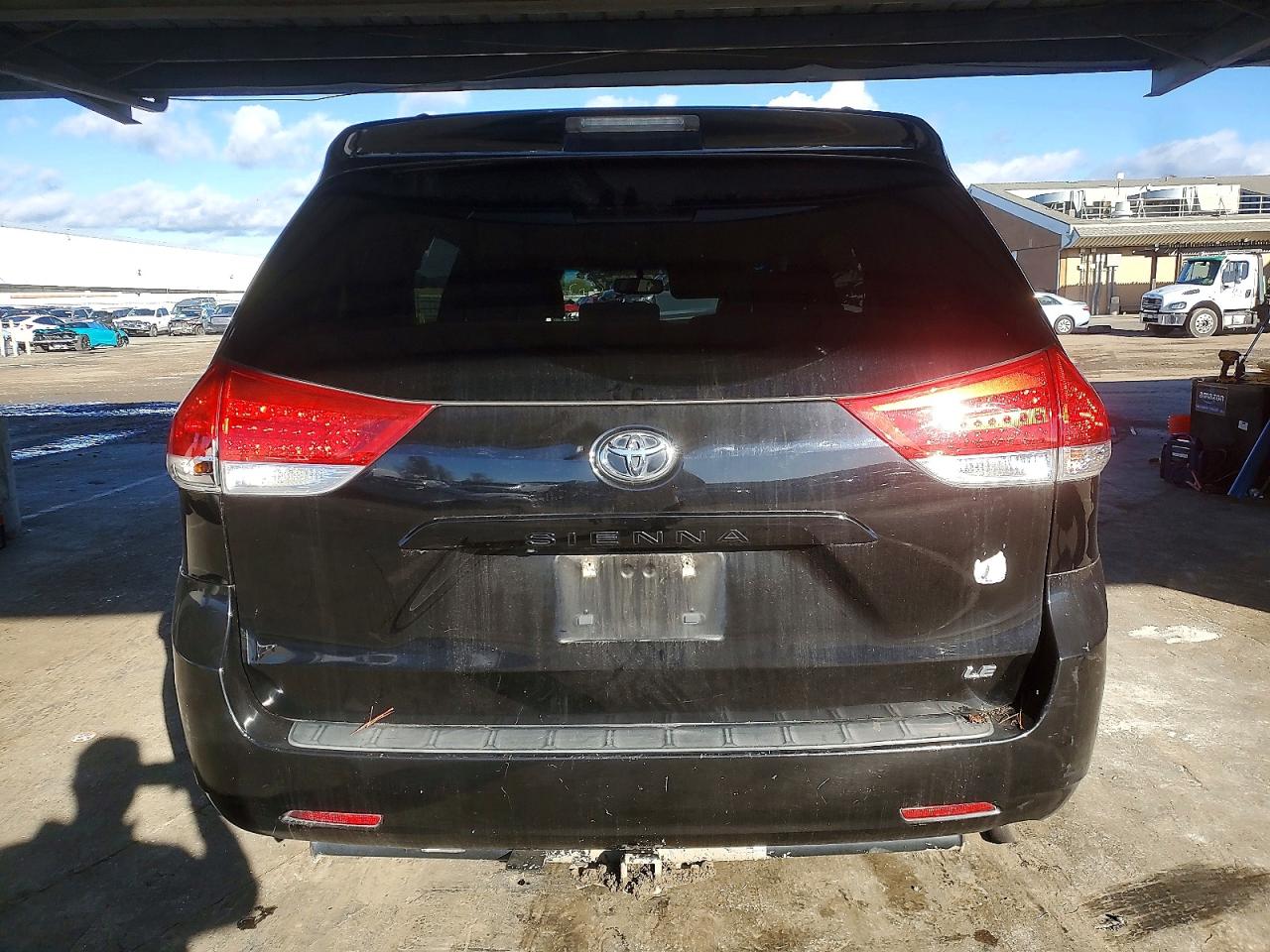 2013 TOYOTA SIENNA LE photo 6