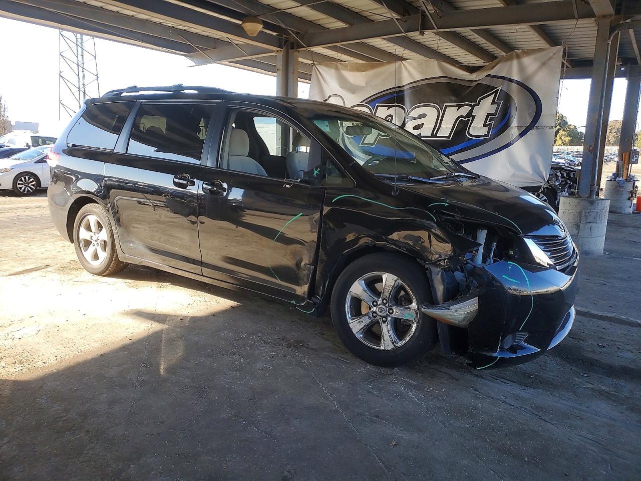 2013 TOYOTA SIENNA LE photo 4