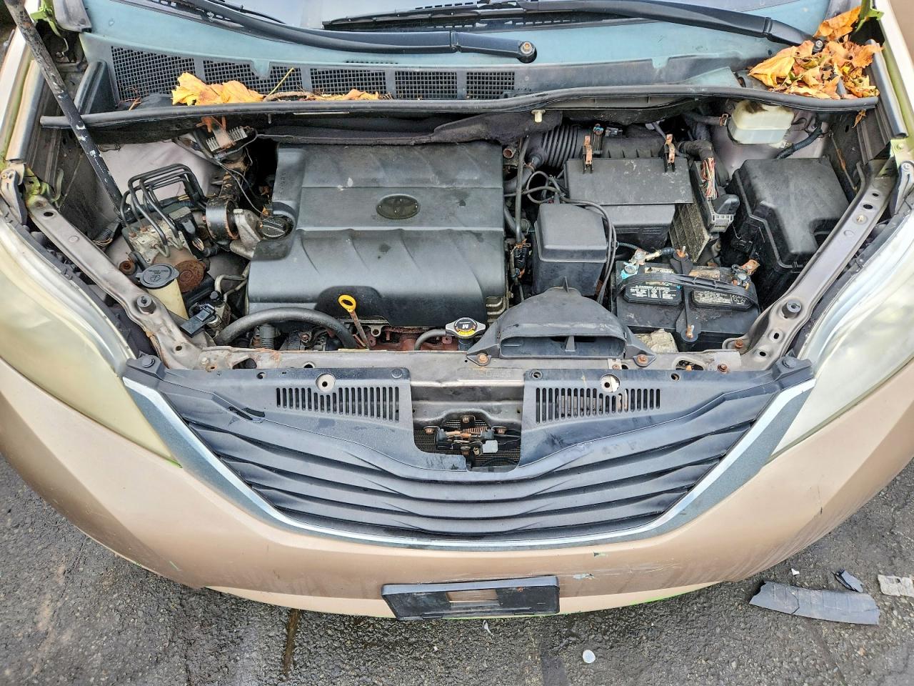 2014 TOYOTA SIENNA LE photo 21