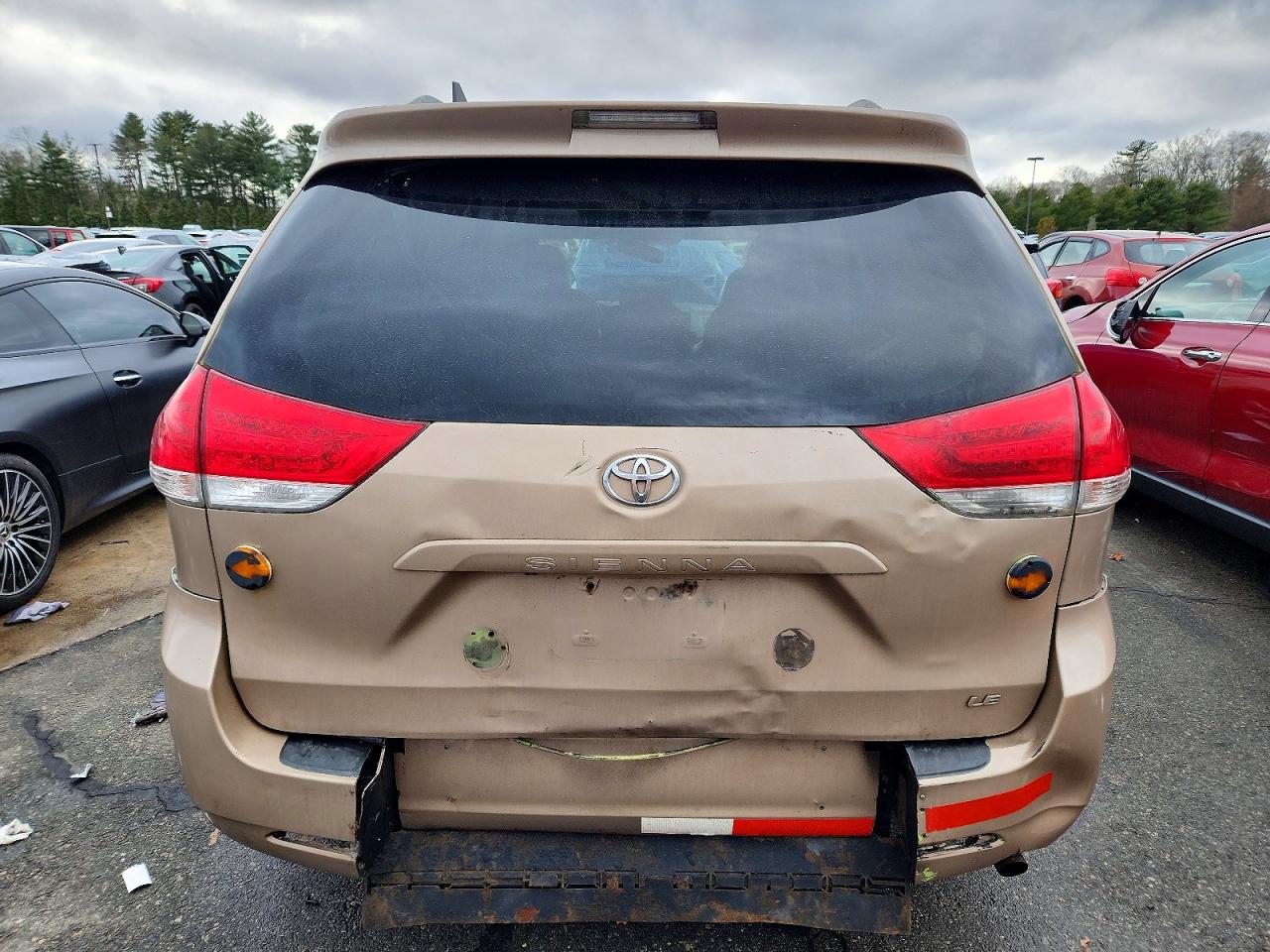 2014 TOYOTA SIENNA LE photo 11