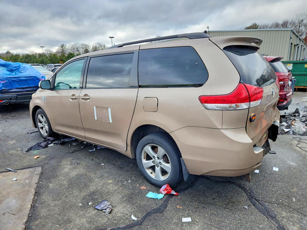 2014 TOYOTA SIENNA LE photo 3