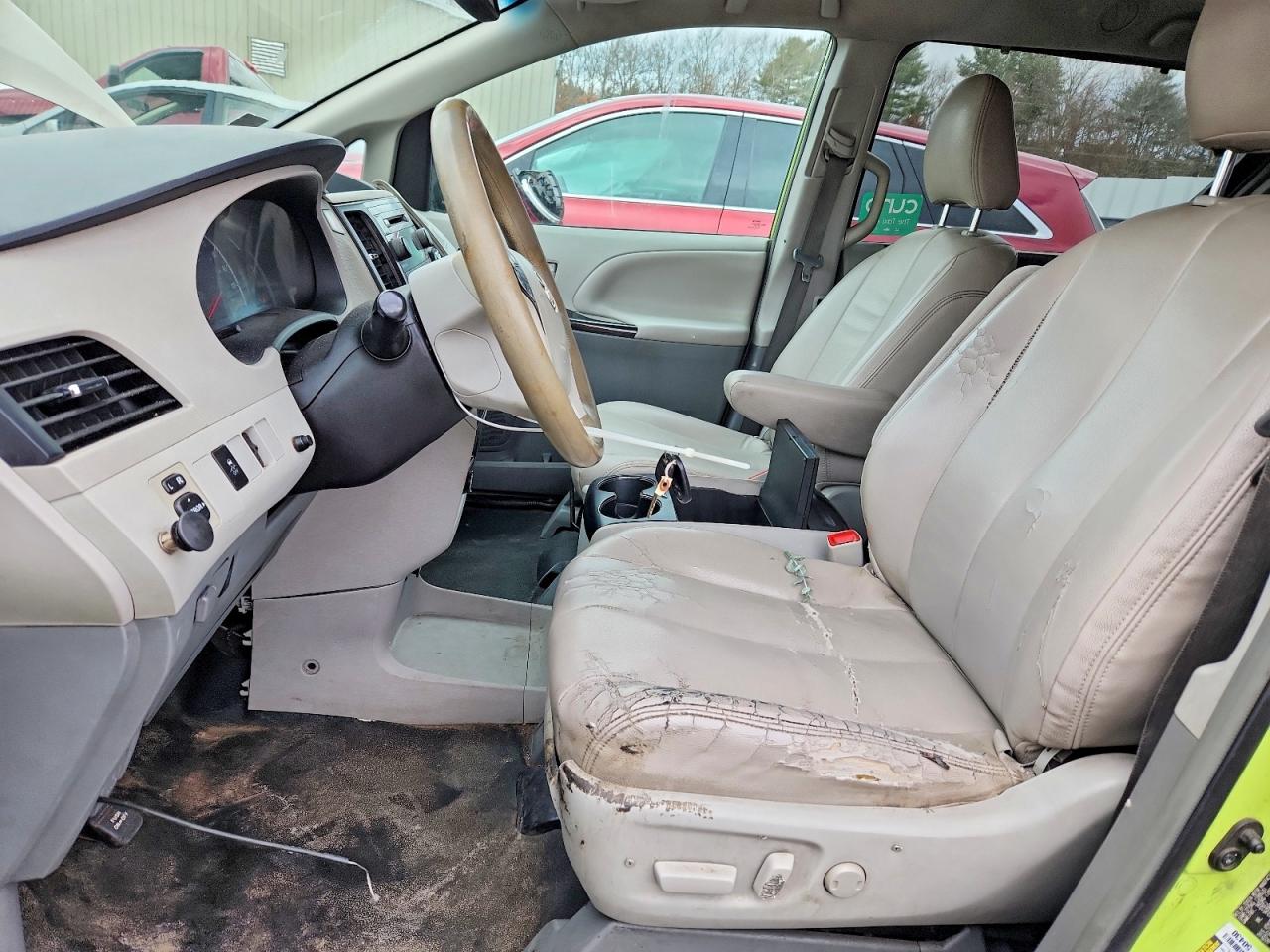 2014 TOYOTA SIENNA LE photo 13