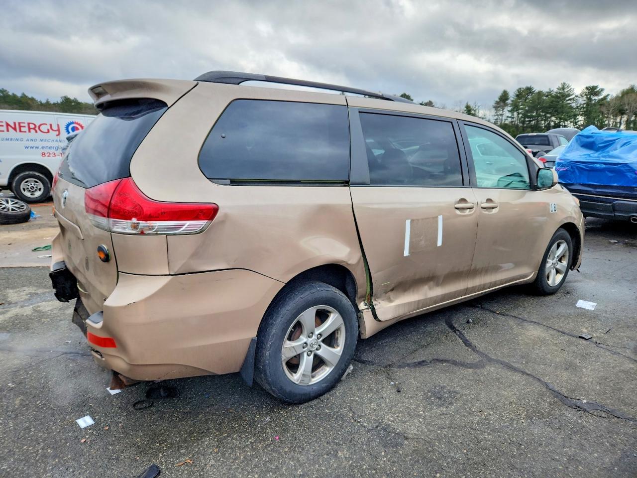 2014 TOYOTA SIENNA LE photo 5
