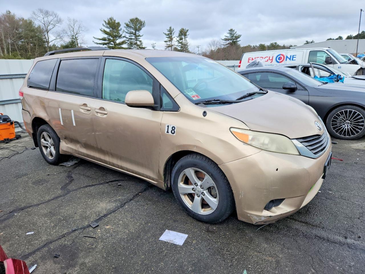 2014 TOYOTA SIENNA LE photo 7