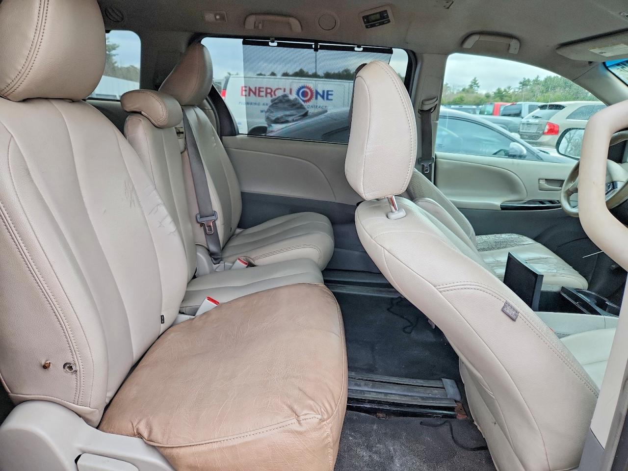 2014 TOYOTA SIENNA LE photo 19