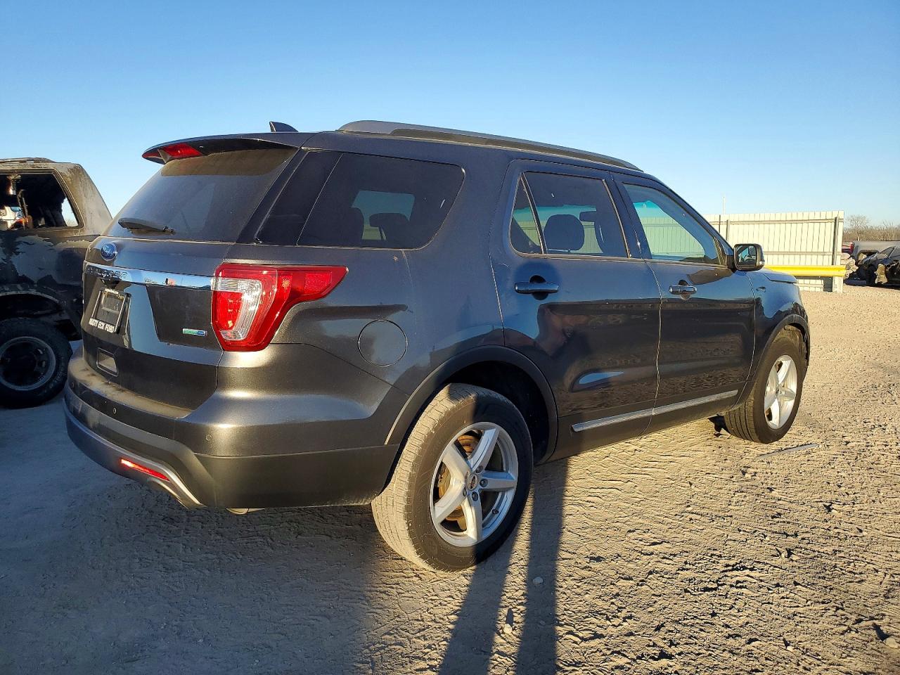 2016 FORD EXPLORER XLT photo 3
