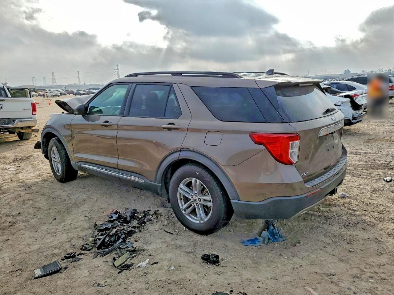 2021 FORD EXPLORER XLT photo 3
