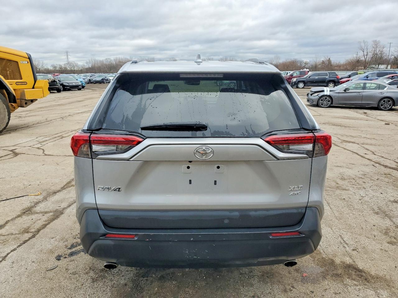 2021 TOYOTA RAV4 XLE photo 6