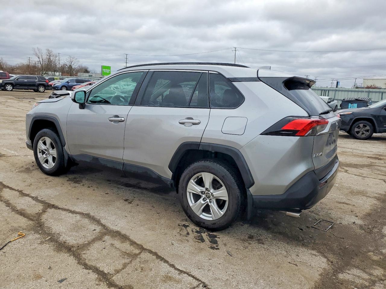 2021 TOYOTA RAV4 XLE photo 2