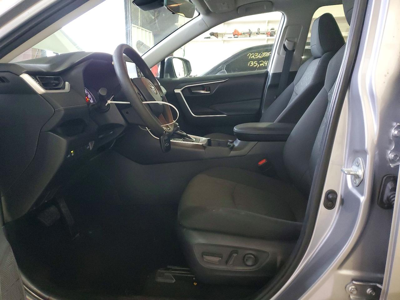 2021 TOYOTA RAV4 XLE photo 7