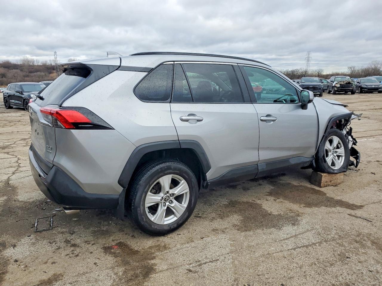 2021 TOYOTA RAV4 XLE photo 3