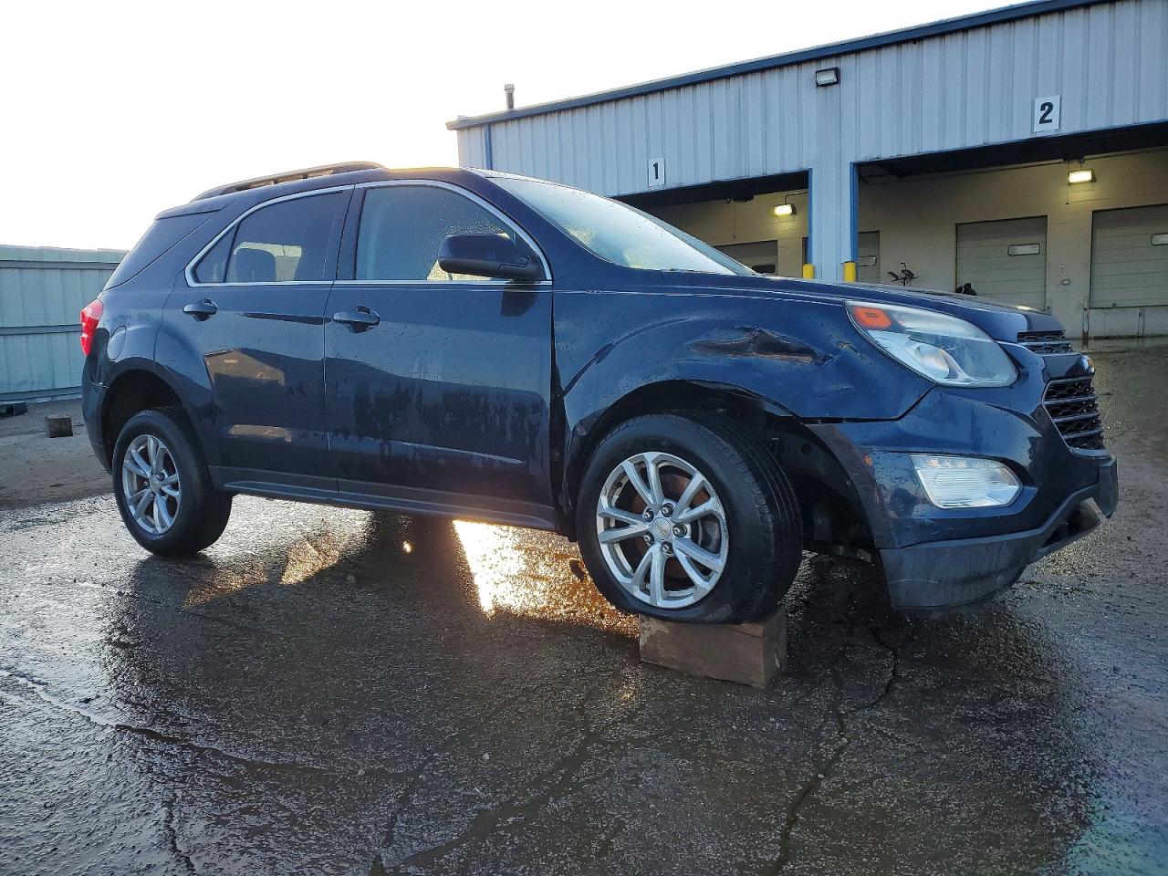 2017 CHEVROLET EQUINOX LT photo 4