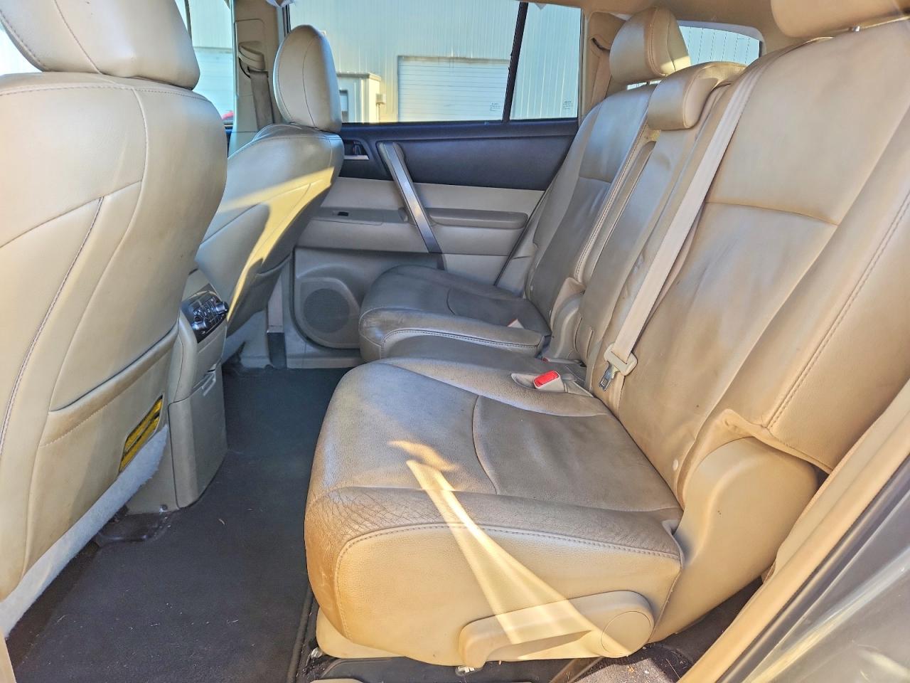 2012 TOYOTA HIGHLANDER BASE photo 10