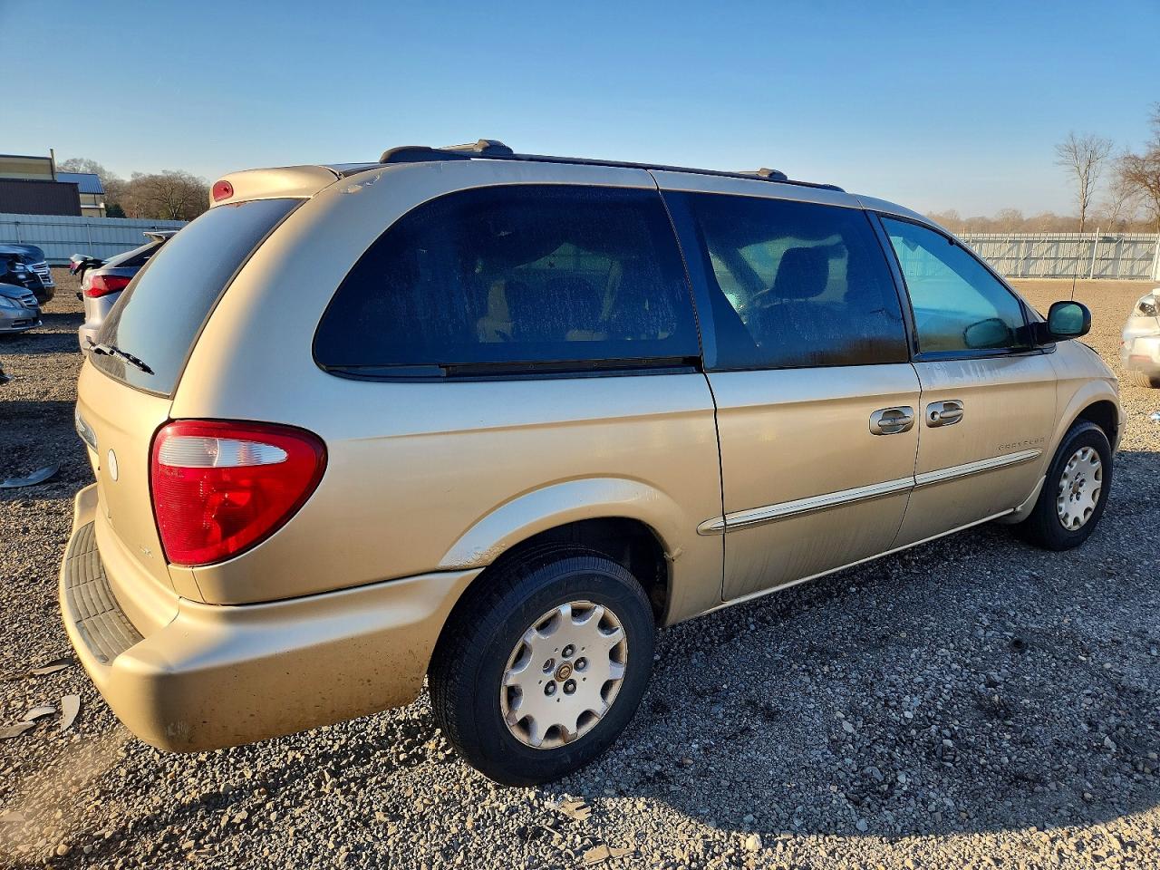 2001 CHRYSLER TOWN & COUNTRY LX photo 3