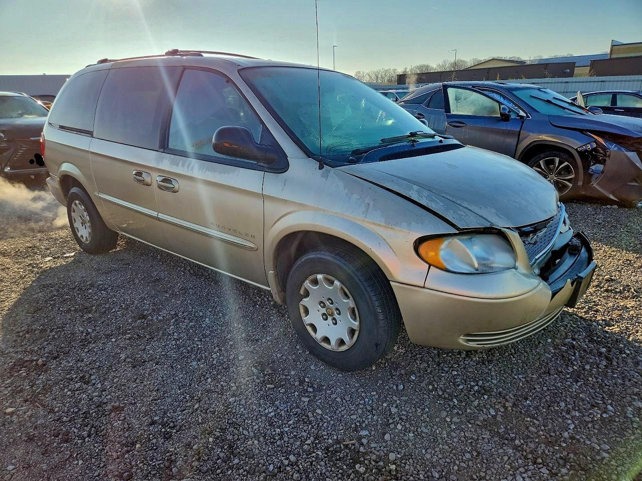2001 CHRYSLER TOWN & COUNTRY LX photo 4