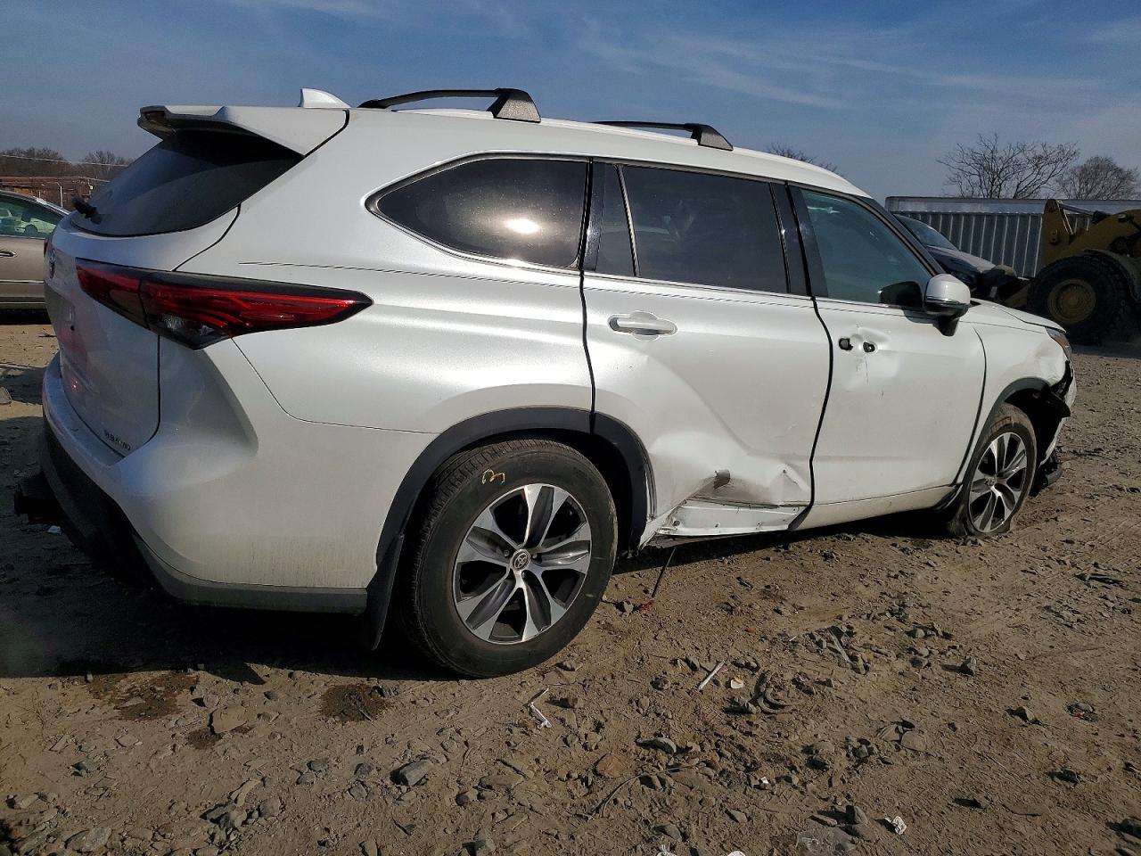 2022 TOYOTA HIGHLANDER XLE photo 3
