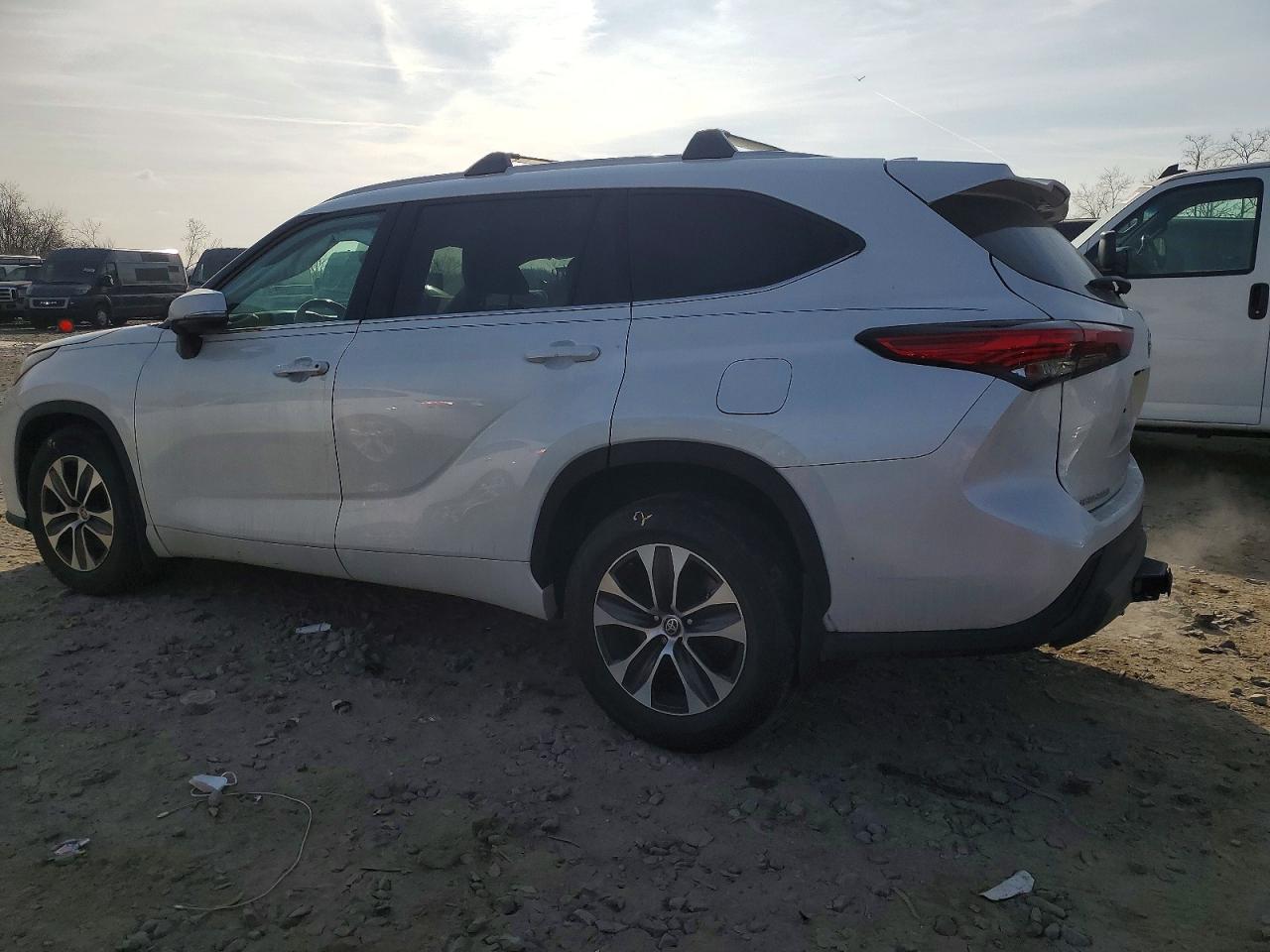 2022 TOYOTA HIGHLANDER XLE photo 2