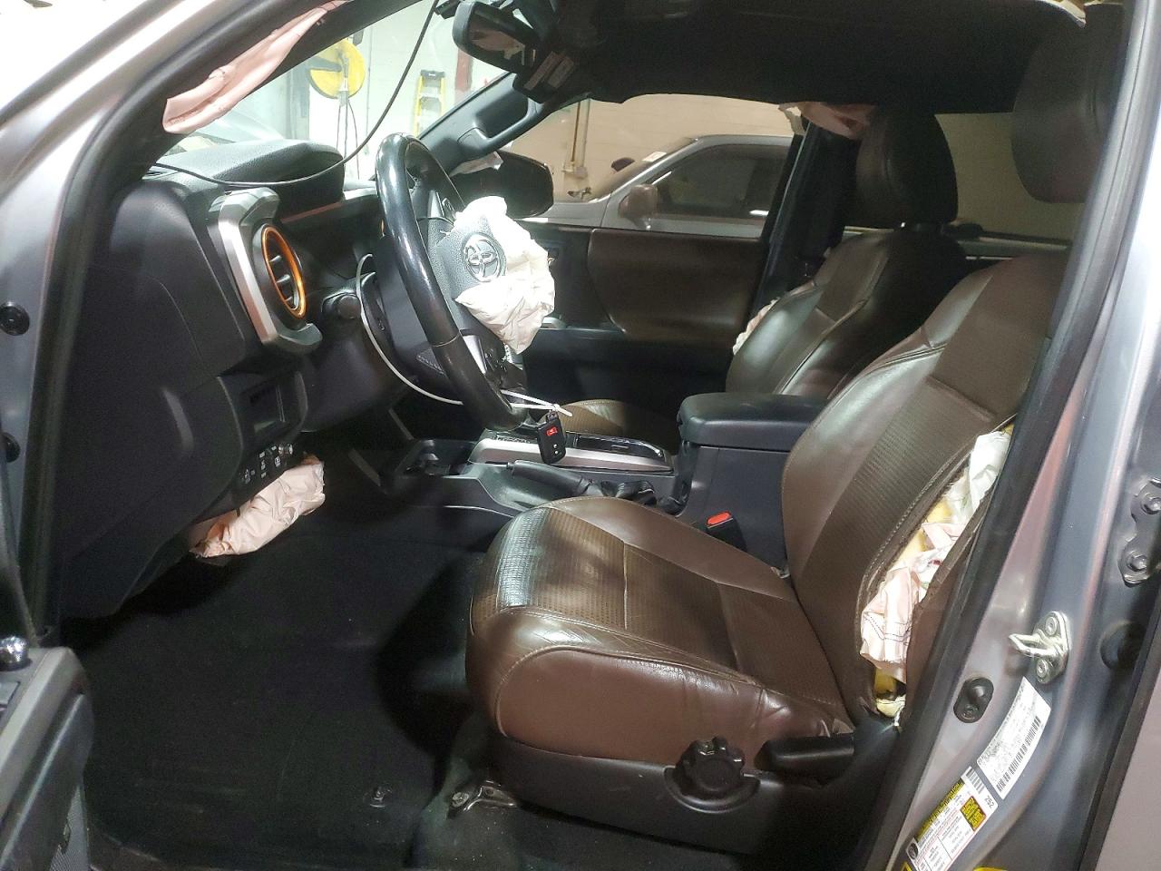 2017 TOYOTA TACOMA LIMITED photo 19
