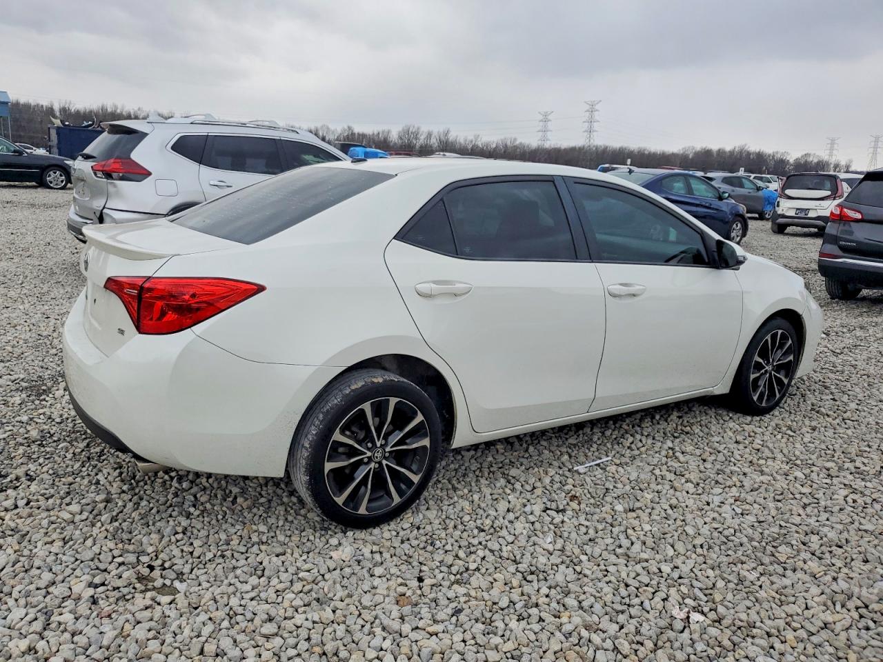 2018 TOYOTA COROLLA L photo 3